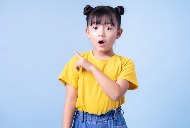 Immagine del bambino asiatico in posa su sfondo blu
