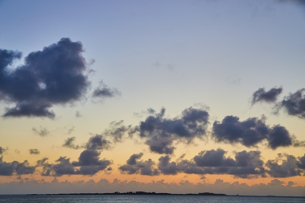 Immagine del bellissimo tramonto sull'oceano con colori tenui