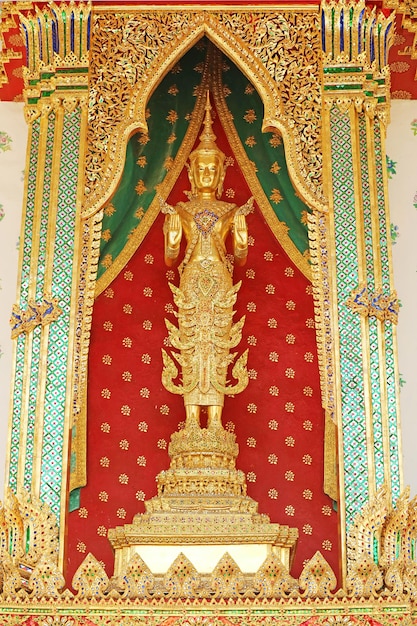 Immagine del Buddha all'ingresso anteriore della sala di ordinazione del tempio dell'alba Bangkok in Thailandia