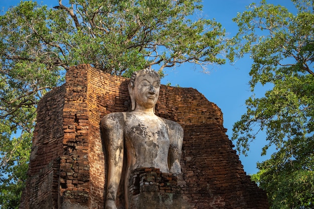Immagine del Buddha in Wat Phra Si lriyabot al parco storico di Kamphaeng Phet, provincia di Kamphaeng Phet