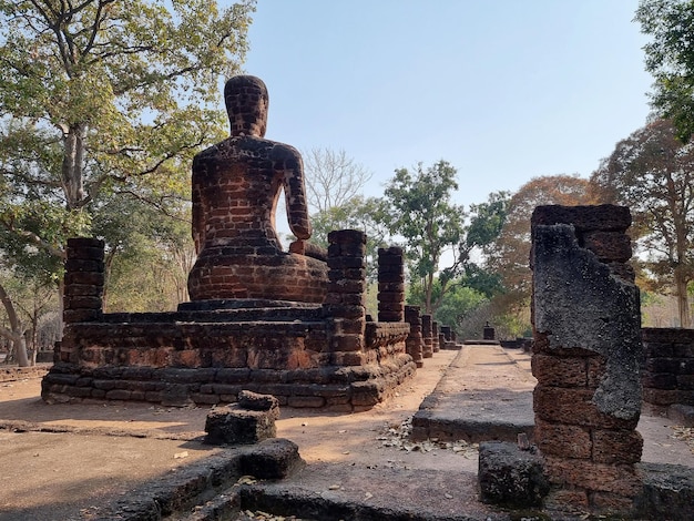 Immagine del Buddha seduto a Wat Sing the Temple of the Lions a Kamphaeng Phet Historical Park Thailandia