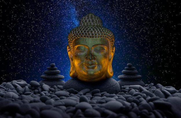 Immagine del Buddha tra pietre e sfondo dell'universo