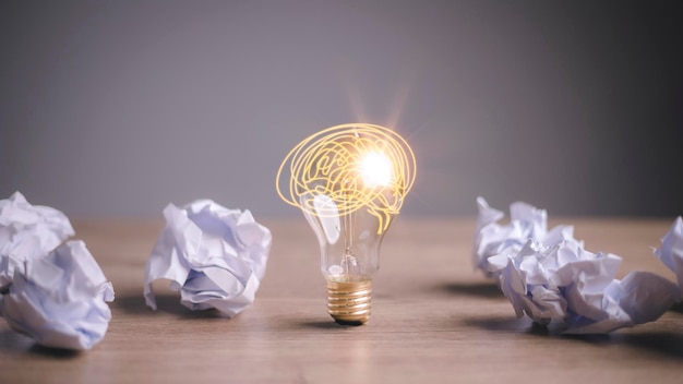 Immagine del concetto di istruzione Idea creativa e innovazione Carta sgualcita come metafora della lampadina sopra