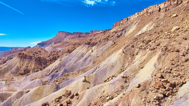 Immagine del dettaglio di grandi montagne abbronzate ripide