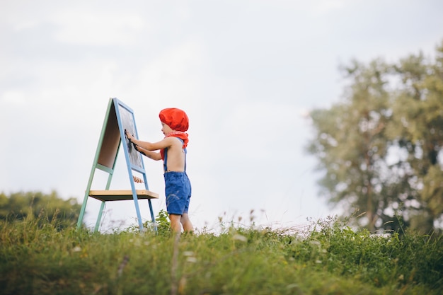 Immagine del disegno del ragazzo del bambino all'aperto nel parco di estate