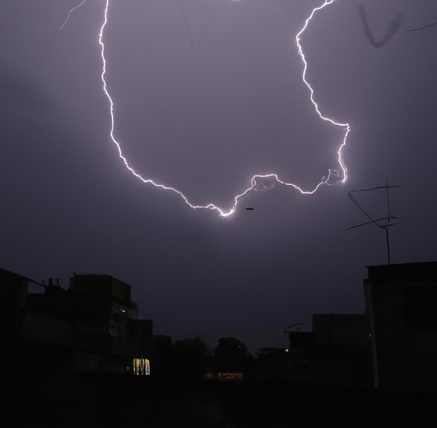 Immagine del lampo del tuono contro il cielo tempestoso grigio con lo spazio della copia