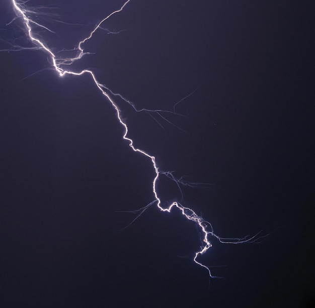 Immagine del lampo del tuono contro il cielo tempestoso grigio con lo spazio della copia