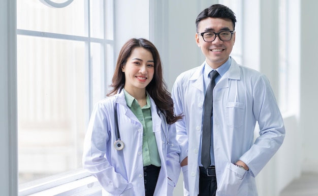 Immagine del medico maschio e femmina asiatico