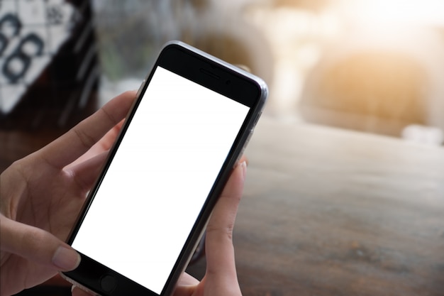 Immagine del modello della mano di un uomo che tiene il telefono cellulare bianco con schermo desktop nero bianco