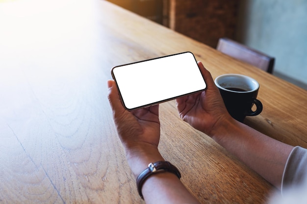 Immagine del modello di una donna che tiene il telefono cellulare con lo schermo del desktop bianco vuoto