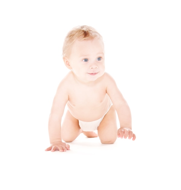 immagine del neonato strisciante in pannolino su bianco