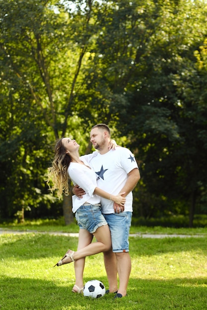 Immagine del padre di famiglia e dei figli che giocano a palla nel parco