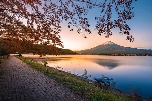 Immagine del paesaggio del Monte. Fuji sul lago Kawaguchiko all'alba a Fujikawaguchiko, Giappone.