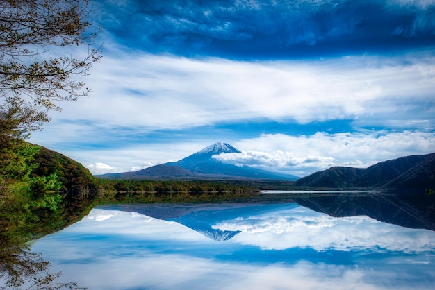 Immagine del paesaggio del Monte Fuji sul Lago Motosu con fogliame autunnale di giorno a Yamanashi in Giappone