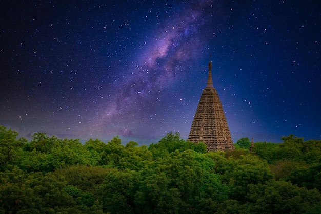 Immagine del paesaggio dell'antica pagoda con la Via Lattea di notte a Bagan Myanmar