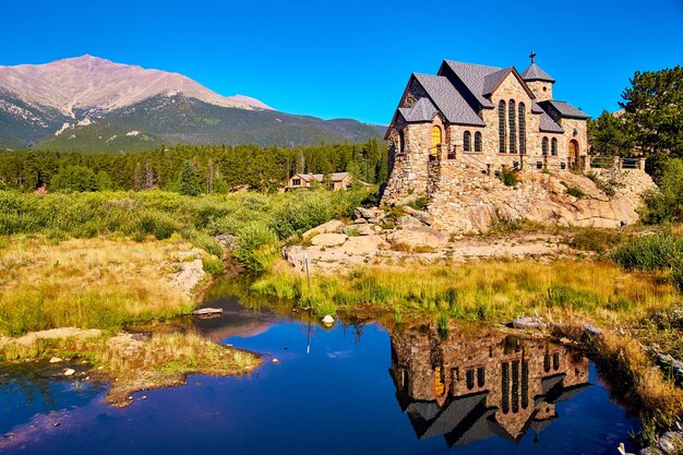 Immagine del paesaggio della chiesa religione cristianesimo nel deserto di montagna con la riflessione dello stagno