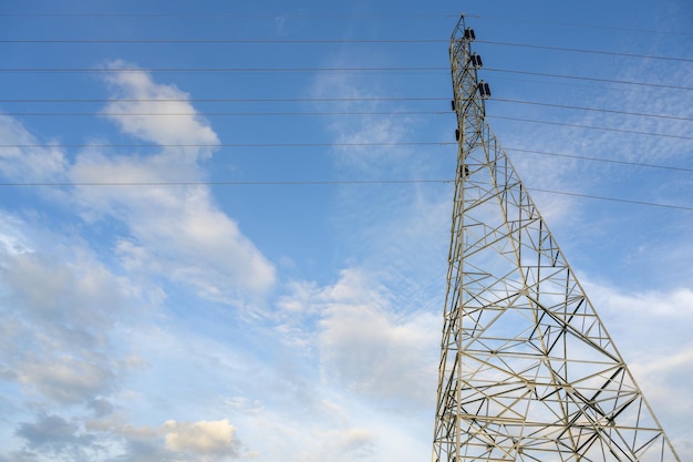 Immagine del palo ad alta tensione nella centrale elettrica Pali in acciaio ad alta tensione nella centrale elettrica