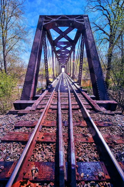 Immagine del ponte per i binari del treno con macchie circolari