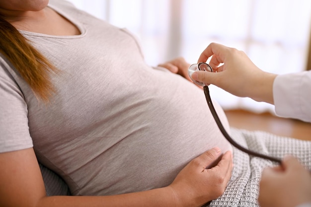 Immagine del primo piano del battito cardiaco del bambino d'ascolto di un medico professionista con uno stetoscopio