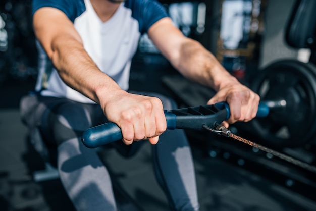 Immagine del primo piano dell&#39;uomo che risolve in ginnastica, sul vogatore.