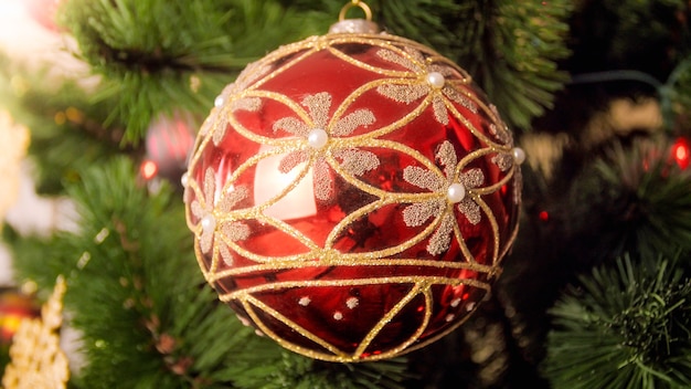 Immagine del primo piano della bellissima pallina di Natale appesa