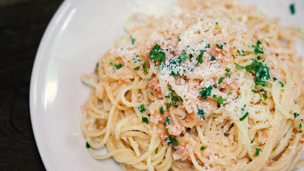 Immagine del primo piano della salsa di spaghetti tarako a base di merluzzo fresco in Giappone e mescolata con