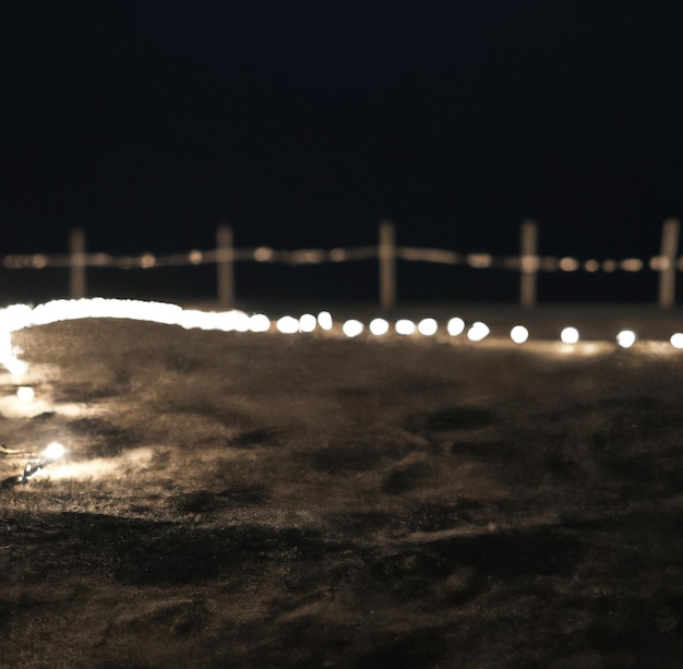 Immagine del primo piano delle luci esterne sulla corda sulla spiaggia di notte