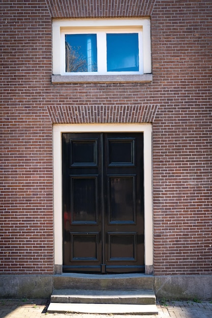 Immagine del primo piano di antiche porte ornamentali medievali