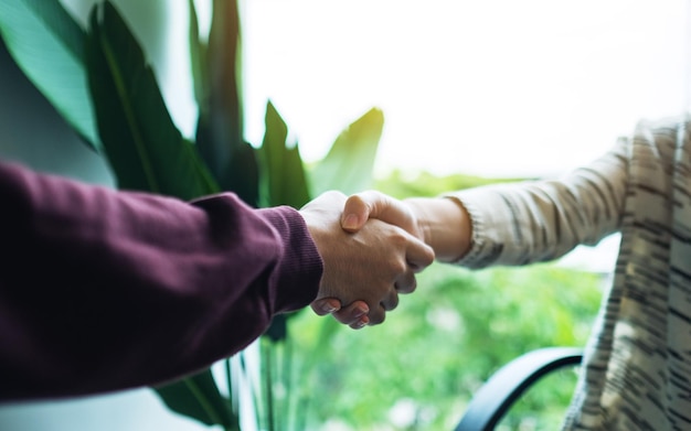 Immagine del primo piano di due uomini d'affari che stringono la mano