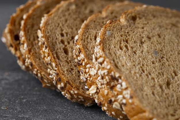 Immagine del primo piano di un taglio di pane su uno sfondo bianco isolato su sfondo scuro