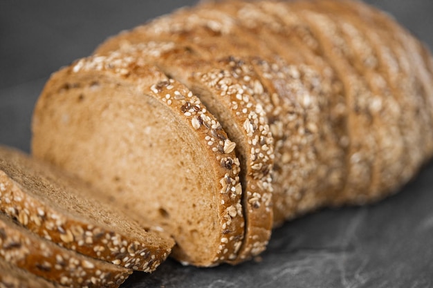 Immagine del primo piano di un taglio di pane su uno sfondo bianco isolato su sfondo scuro