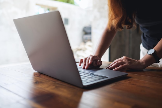 Immagine del primo piano di una donna che utilizza e lavora al computer portatile