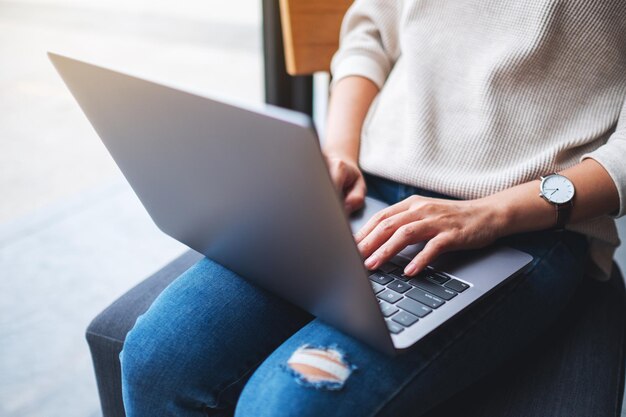 Immagine del primo piano di una donna d'affari che lavora e digita sul computer portatile