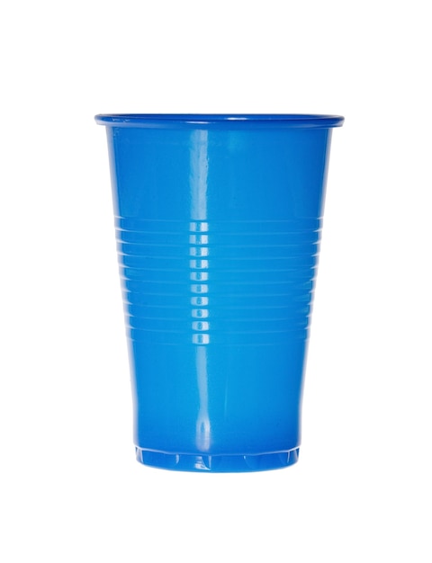 Immagine del primo piano di una tazza usa e getta blu contro su bianco