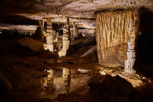 Immagine del riflesso delle acque di una coppia di stalagmiti in un maestoso paesaggio di grotte