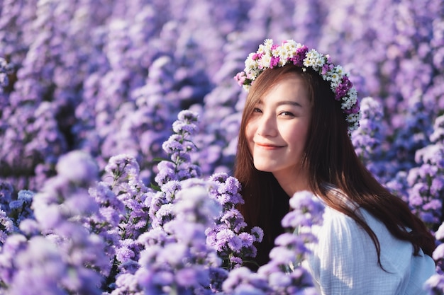 Immagine del ritratto di una donna asiatica in un bellissimo campo di fiori di Margaret