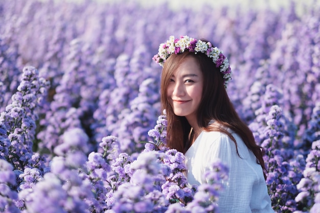 Immagine del ritratto di una donna asiatica in un bellissimo campo di fiori di Margaret