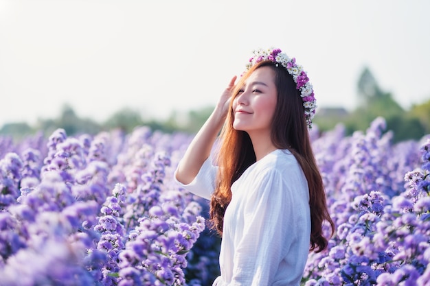 Immagine del ritratto di una donna asiatica in un bellissimo campo di fiori di Margaret