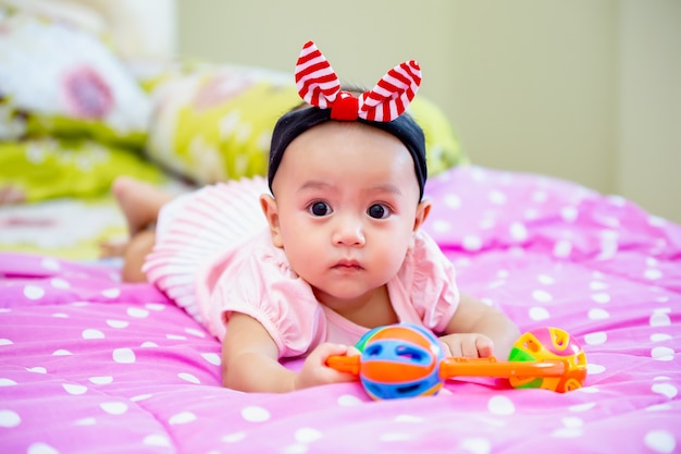 Immagine del ritratto dolce del primo piano della neonata della ragazza sorridente di 8 mesi sveglia, bambino piccolo.