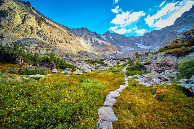 Immagine del sentiero in pietra minimalista che attraversa montagne rocciose