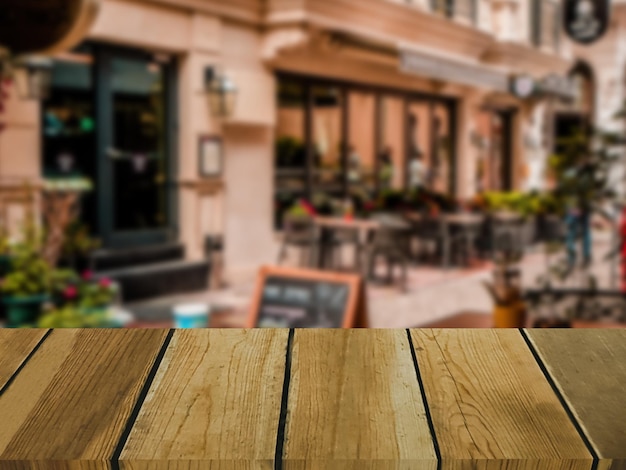 Immagine del tavolo in legno davanti a sfondo sfocato astratto del ristorante all'aperto