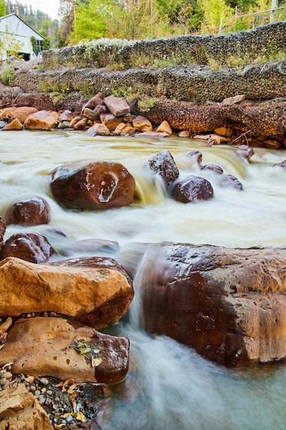 Immagine del verticale di cascate attraverso rocce rosse nell'area urbana