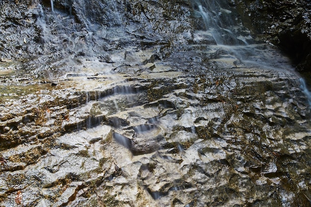 Immagine dell'acqua che scende dolcemente verso la nuda roccia
