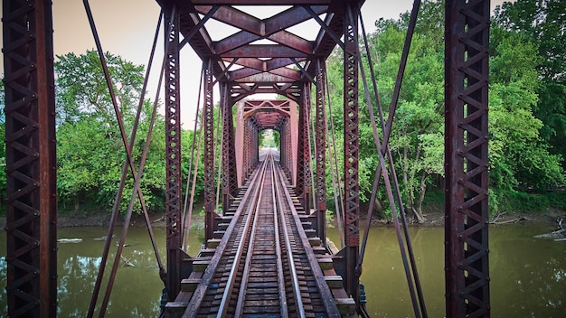 Immagine dell'antenna dei binari del treno sul fiume con struttura in metallo