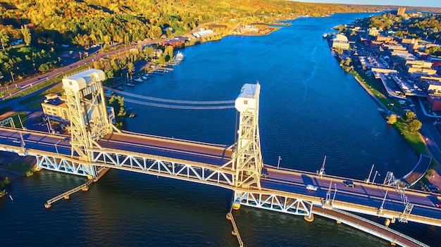 Immagine dell'antenna di Houghton con un ponte sulla baia che consente alle barche di passarvi sotto come un ponte sollevatore