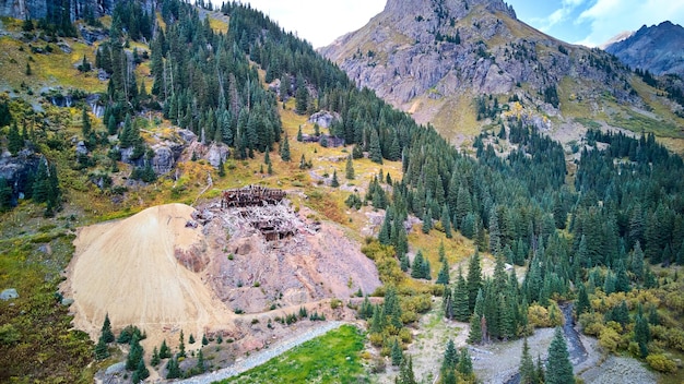 Immagine dell'antenna di un mulino abbandonato e che cade a pezzi nelle montagne