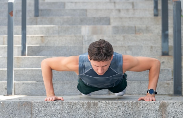 Immagine dell'atleta uomo che fa flessioni in abbigliamento sportivo atleta uomo fa flessioni outdoorathlete man