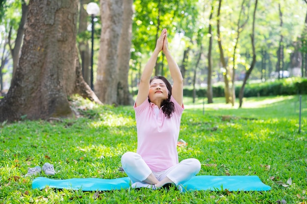 Immagine dell'esercizio della donna asiatica di mezza età al parco