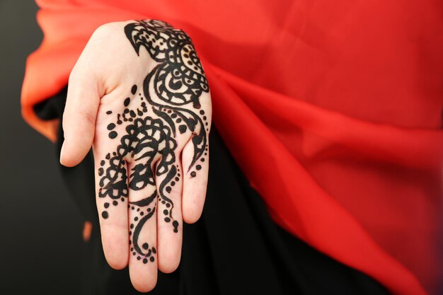 Immagine dell'henné sul primo piano della mano femminile