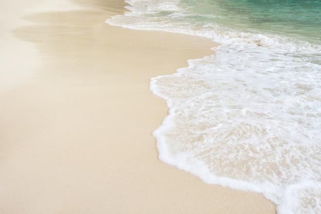 immagine dell&#39;onda del mare sulla spiaggia di sabbia con la luce del sole